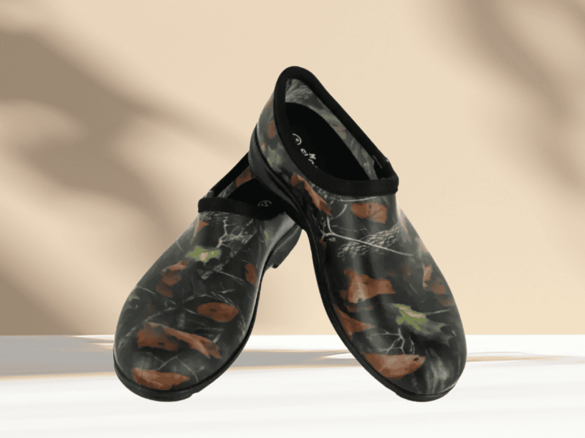 Stylish waterproof garden clogs featuring autumn leaf pattern, perfect for gardening and outdoor work.